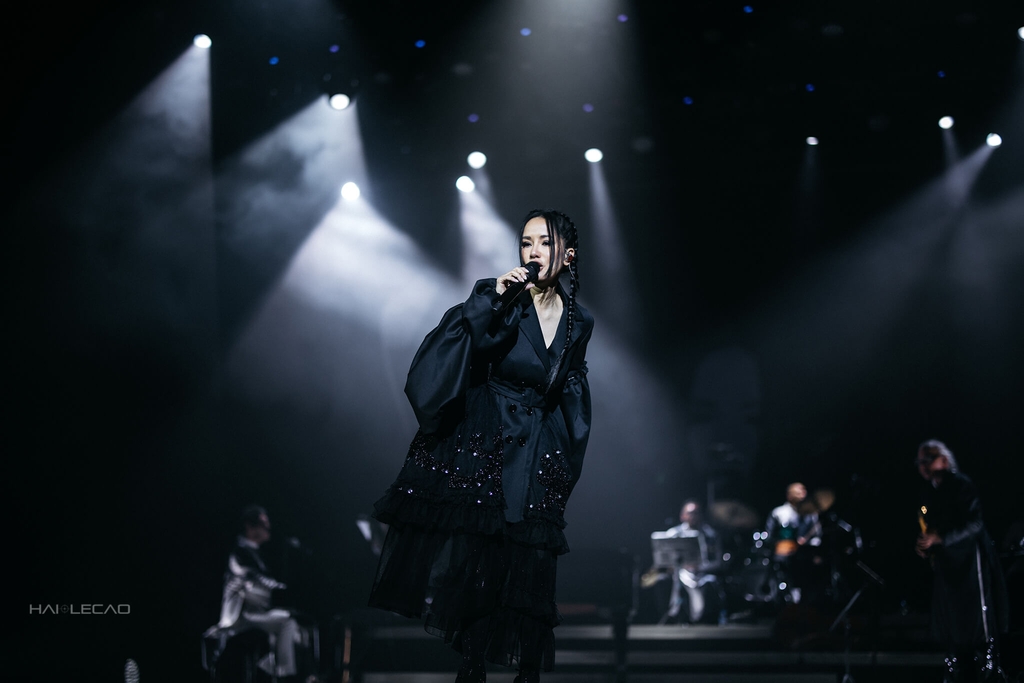 LiveShow  /BỐNG LÀ AI