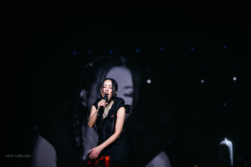 LiveShow  /BỐNG LÀ AI