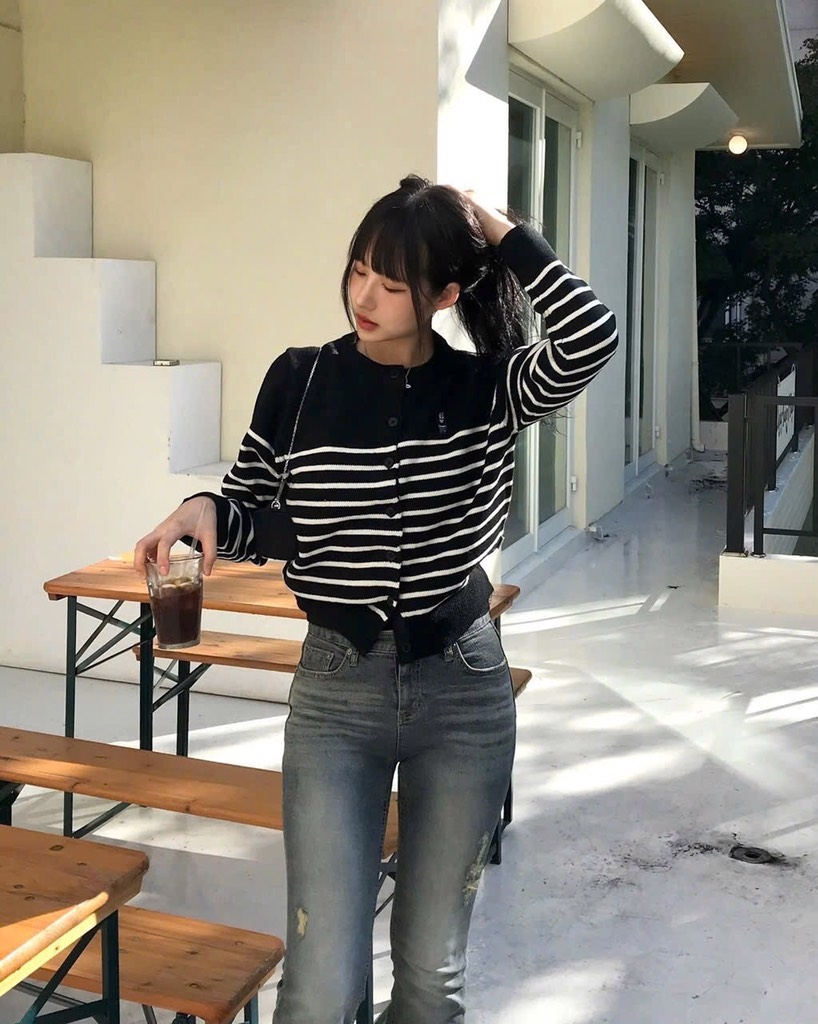 ÁO CADIGAN LEN SỌC KẺ ĐEN THÊU GẤU NỮ THU ĐÔNG SẴN