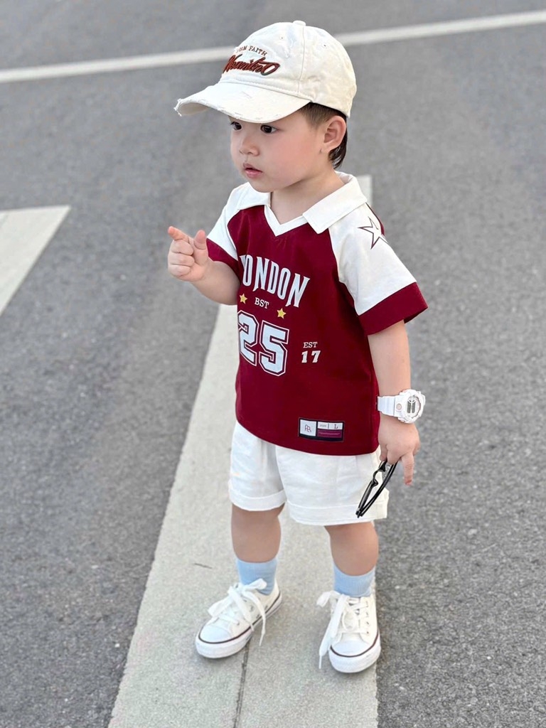 SET POLO ĐỎ LONDON 25 KÈM MŨ BÉ TRAI SẴN
