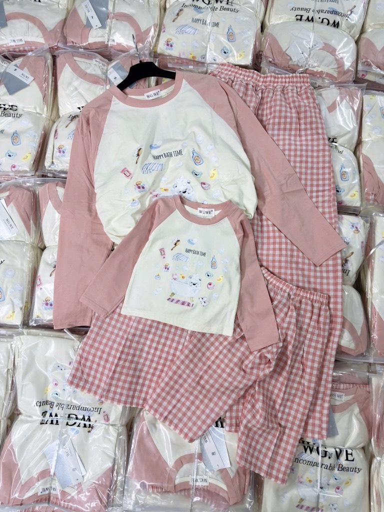 SET DÀI HAPPY BATH TIME QUẦN KẺ HỒNG MẸ VÀ BÉ SẴN