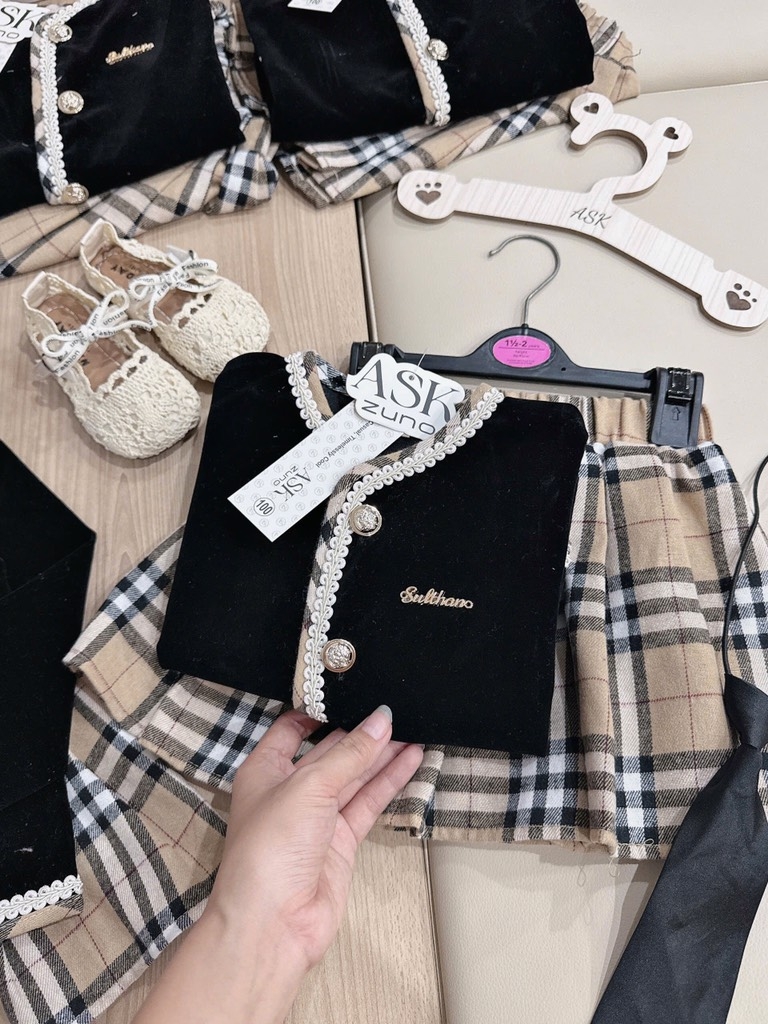 SET VÁY BBR ÁO KHOÁC DÀI SANG CHẢNH BÉ GÁI