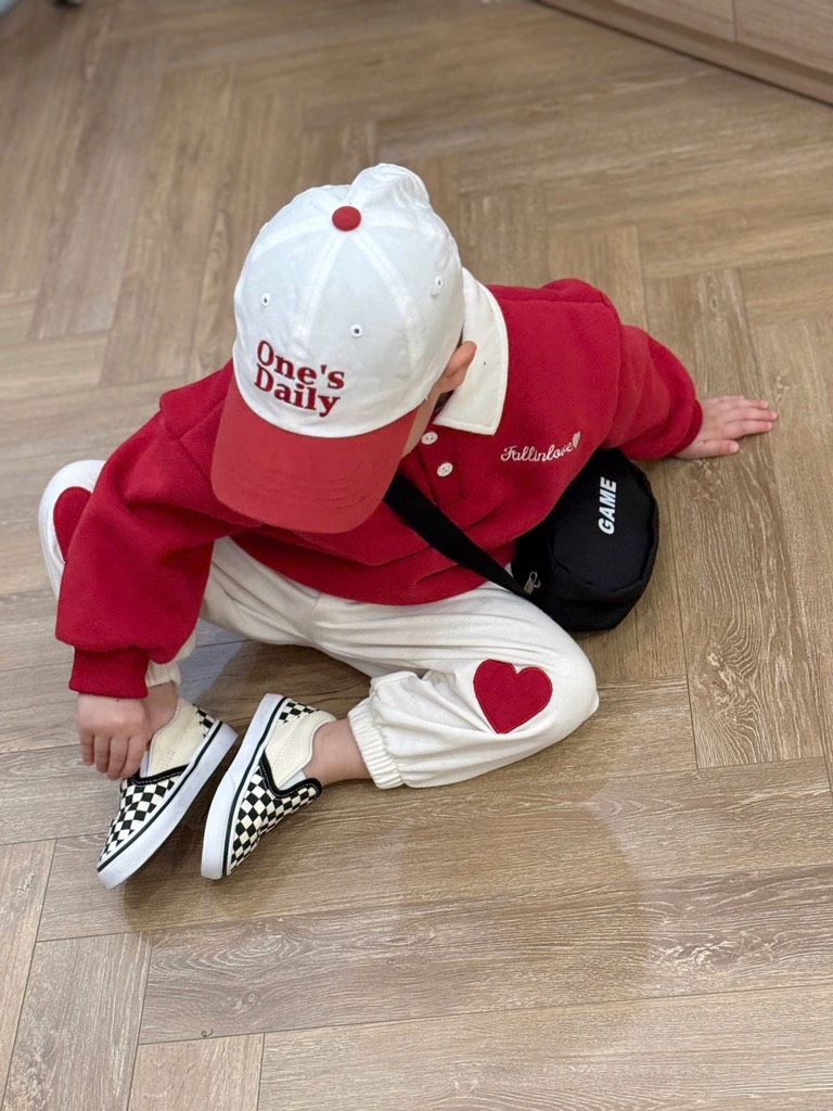 SET BỘ DÀI ÁO POLO ĐỎ PHỐI CỔ TRẮNG QUẦN NỈ TRẮNG BÉ TRAI BÉ GÁI