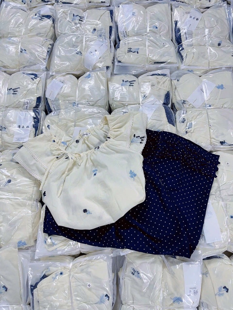 SET ÁO TRẮNG HOẠ TIẾT NHÀNH HOA QUẦN BI NỮ SẴN