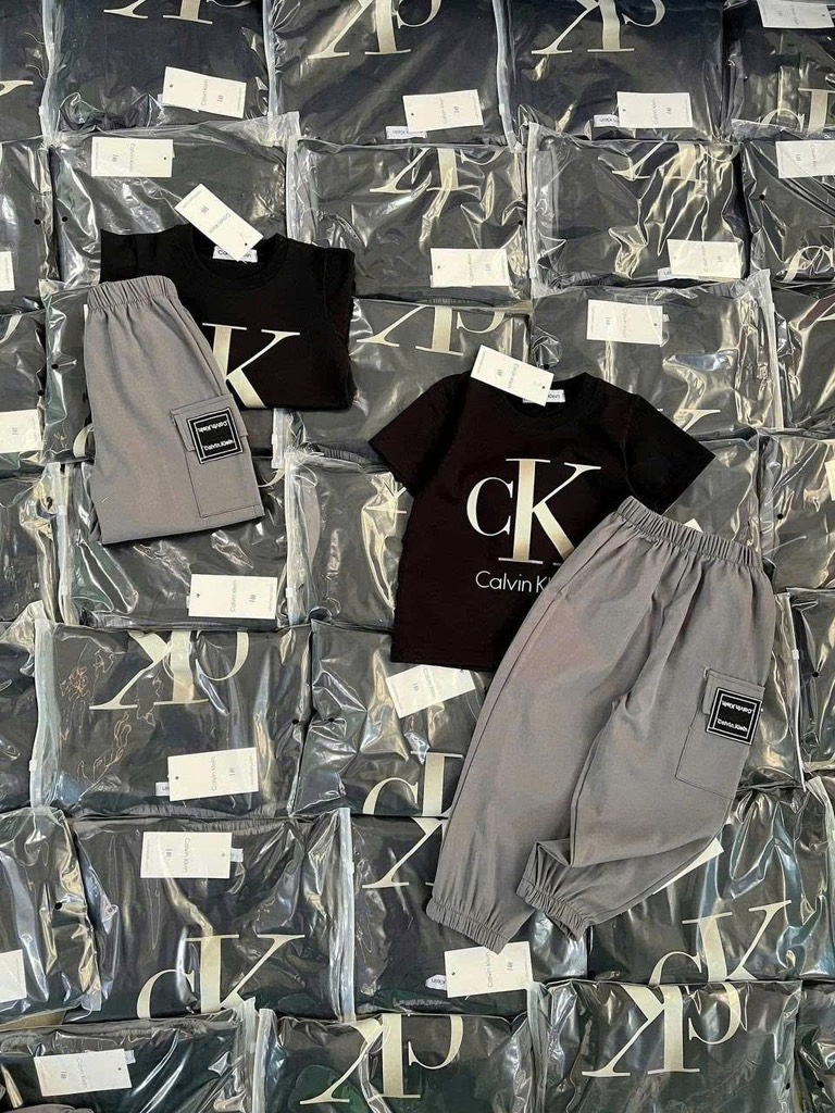 SET CK ĐEN QUẦN KAKI XÁM BÉ TRAI SẴN (XẢ 40k)