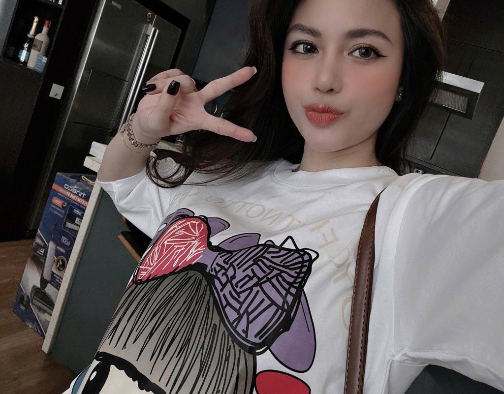 ÁO PHÔNG HÌNH CÔ GÁI NƠ MẸ CON MÀU TRẮNG
