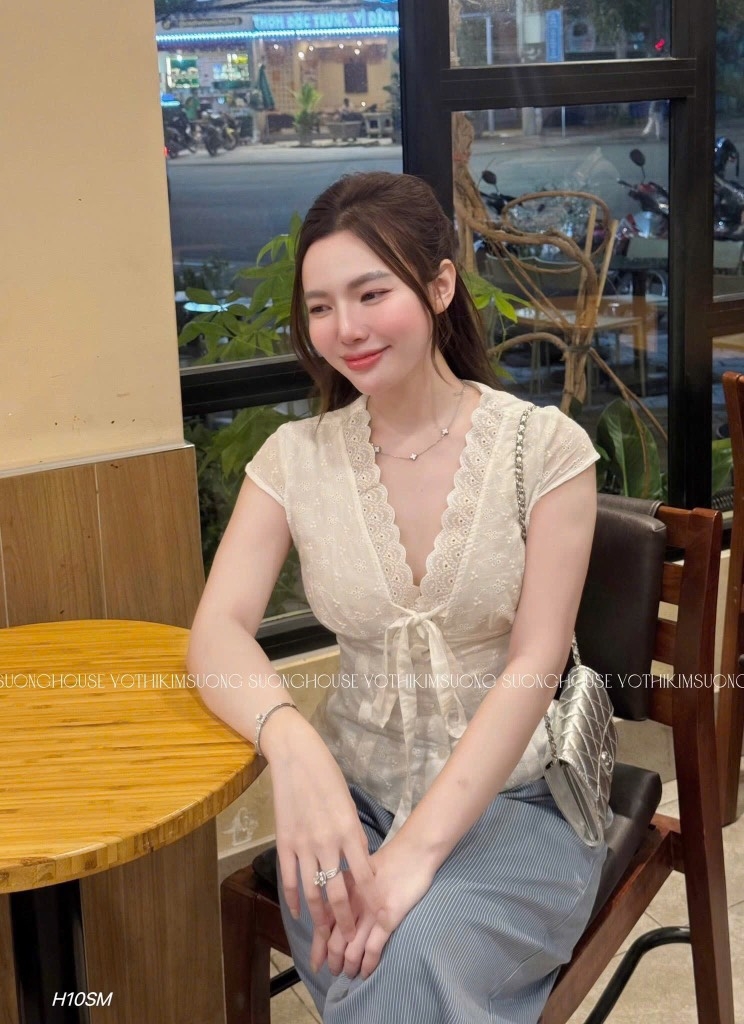 SET ÁO BÈO CỔ V REN KÈM QUẦN ỐNG SUÔNG SỌC NỮ