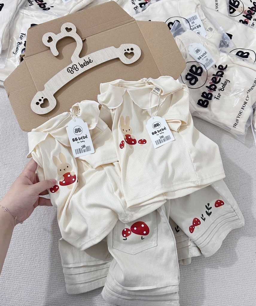 SET ÁO TĂM CỔ SEN PHỐI QUẦN KAKI BÉ GÁI SẴN(XẢ 74k)