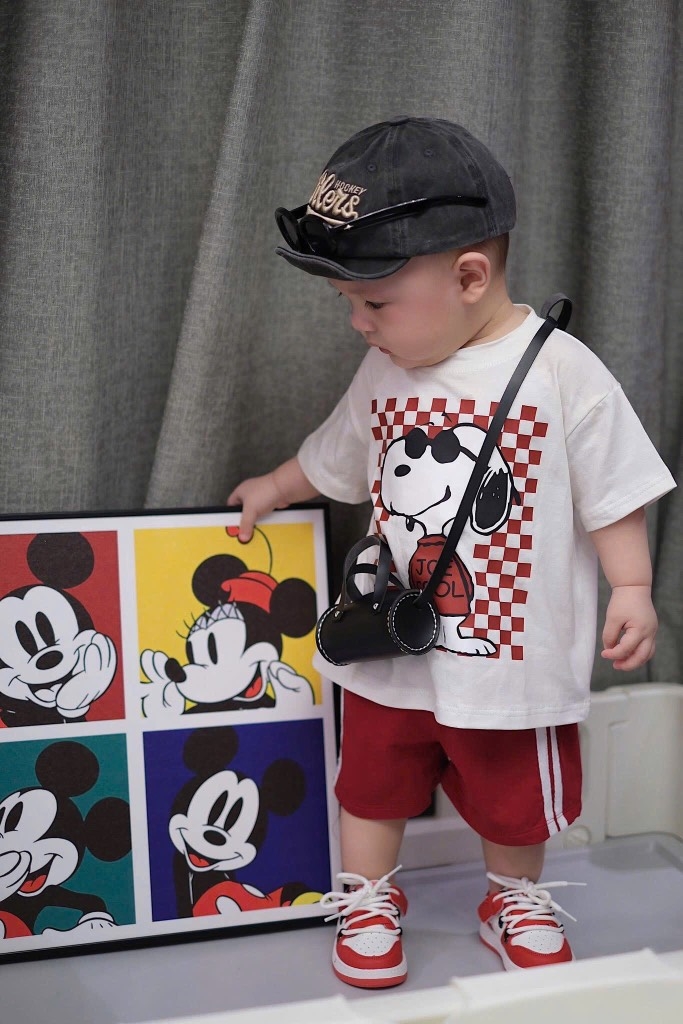 SET BỘ COTTON SNOPY JOE COOL MIX QUẦN SỌC THỂ THAO ĐỎ ĐÔ CHO BÉ TRAI SẴN