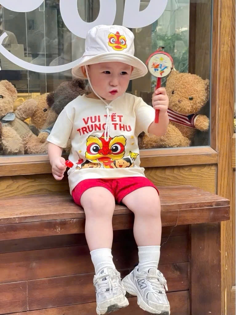 SÉT CỘC BE VUI TẾT TRUNG THU QUẦN ĐỎ KÈM MŨ LÂN BÉ TRAI