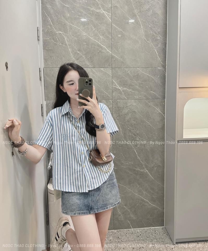 ÁO SƠ MI KẺ XANH CỘC TAY THÊU LOGO NỮ (KH ĐẶT SLL)