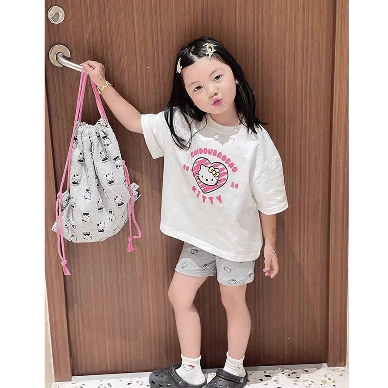 SÉT BỘ ÁO TRẮNG QUẦN SHORT IN TRÀN KITTY TẶNG BALO VẢI BÉ GÁI SẴN