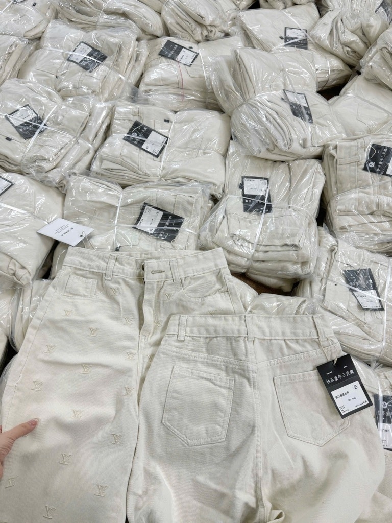 QUẦN JEAN NỮ BAGGY THÊU LV