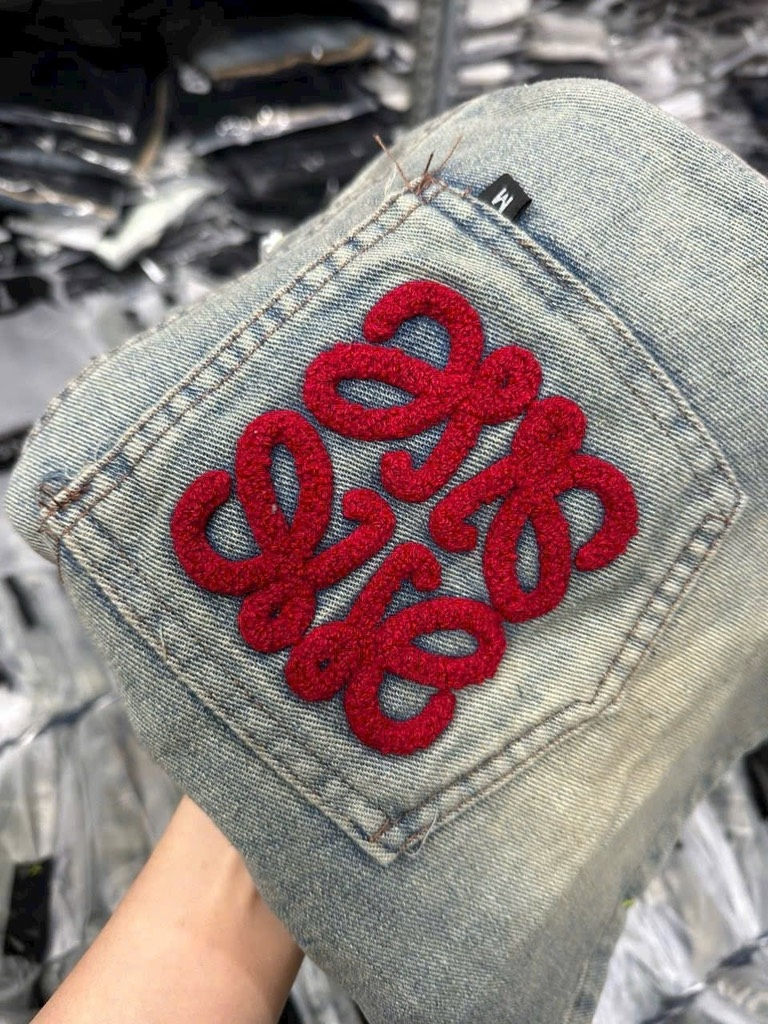 QUẦN JEAN NỮ SUÔNG PHỐI TÚI THÊU LOEWE ĐỎ SẴN (SALE 94k)