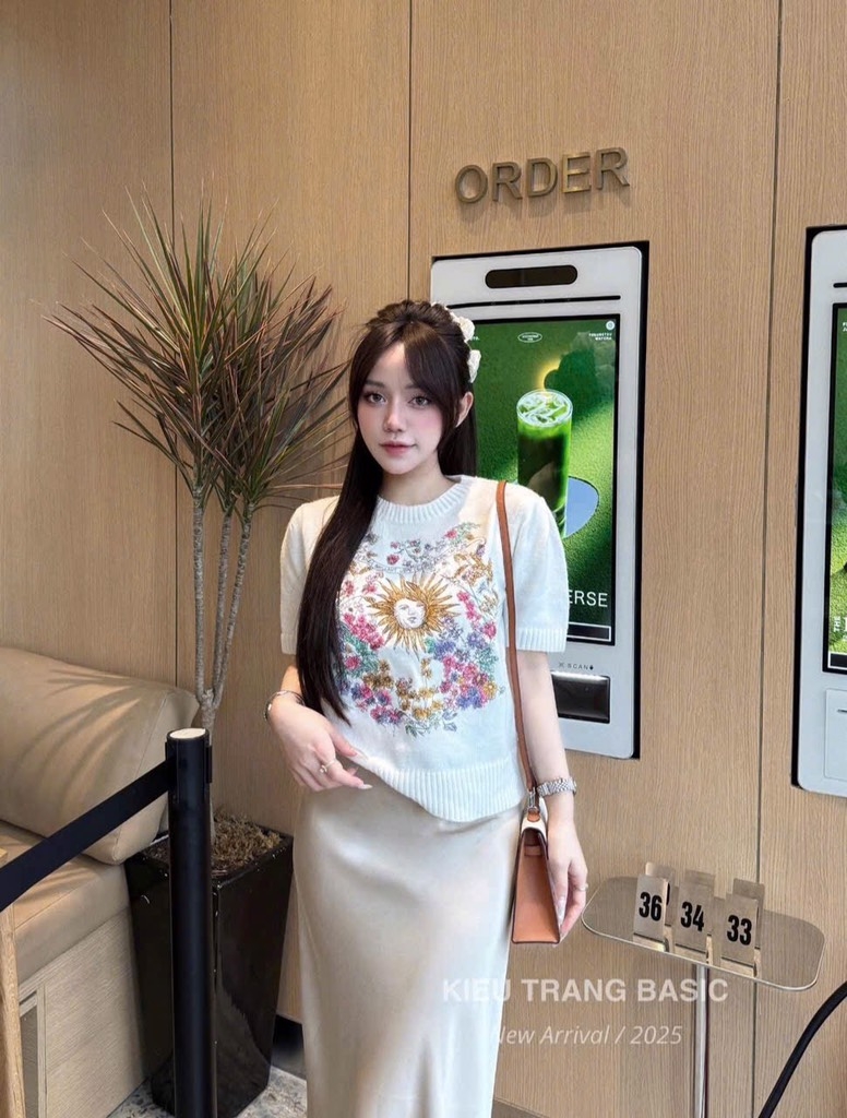 ÁO LEN CỘC DI.OR THÊU HOA MẶT TRỜI XINH YÊU NỮ