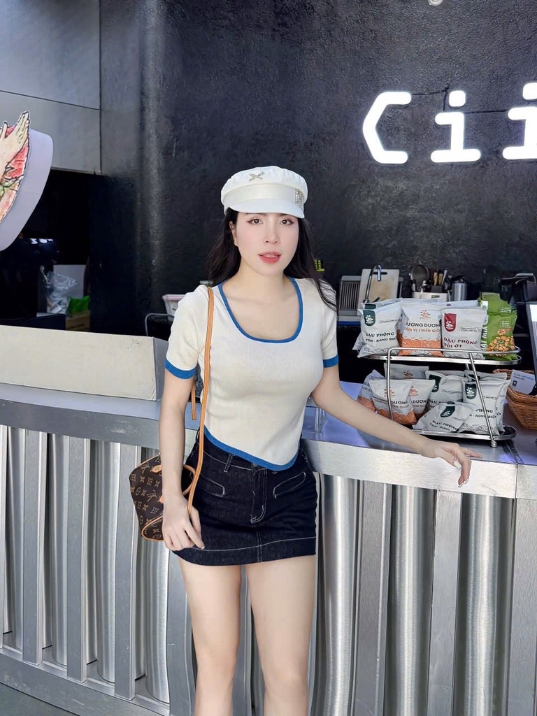 ÁO CỔ VUÔNG VIỀN XANH NỮ