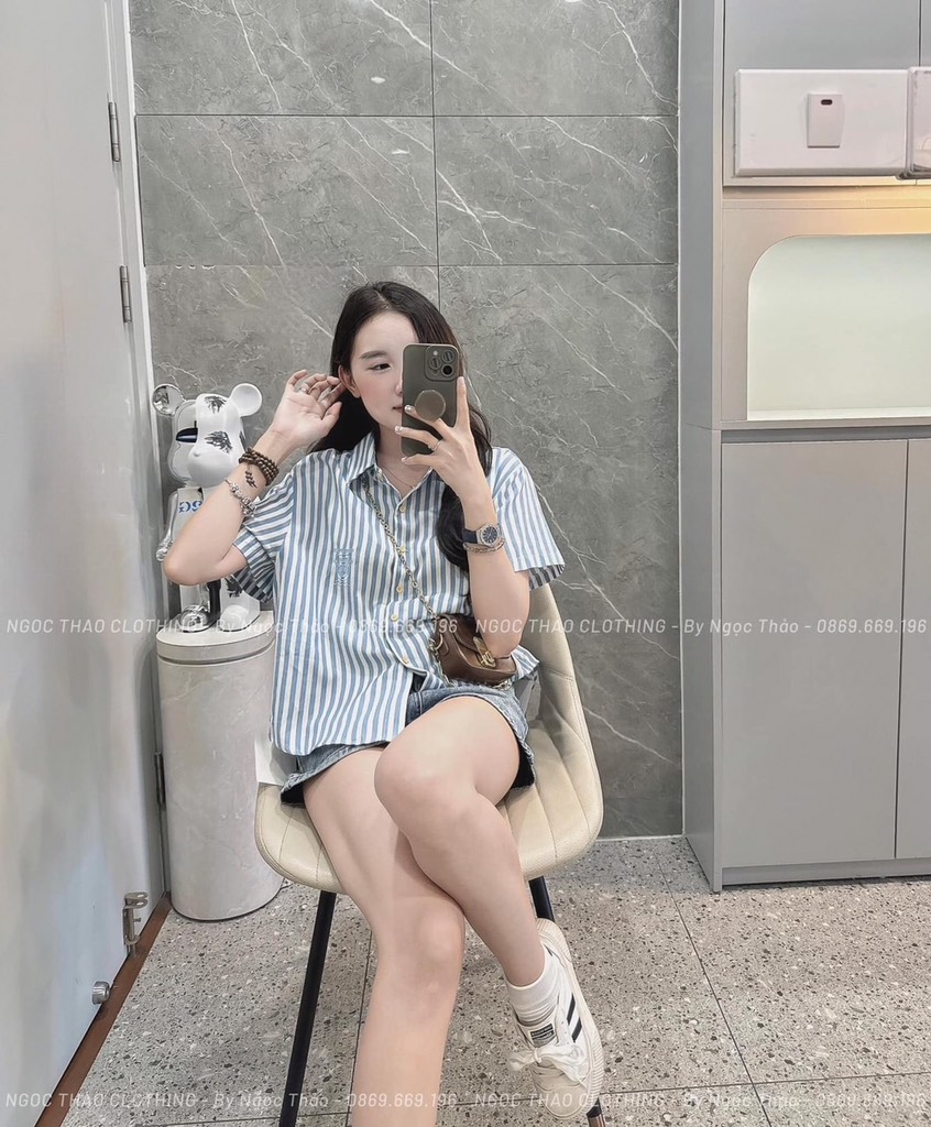 ÁO SƠ MI KẺ XANH CỘC TAY THÊU LOGO NỮ (KH ĐẶT SLL)