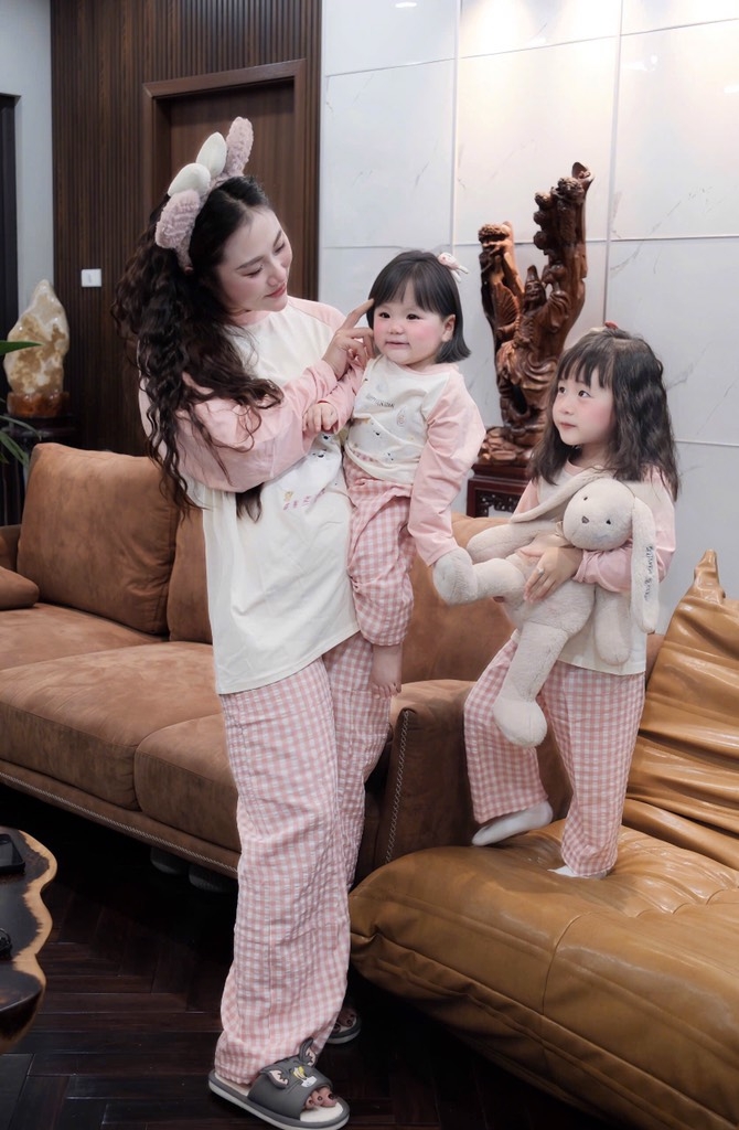 SET DÀI HAPPY BATH TIME QUẦN KẺ HỒNG MẸ VÀ BÉ SẴN