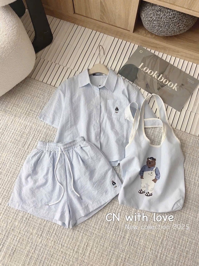 SET ÁO SƠ MI KẺ GẤU QUẦN ĐÙI KÈM PHỤ KIỆN TÚI NỮ