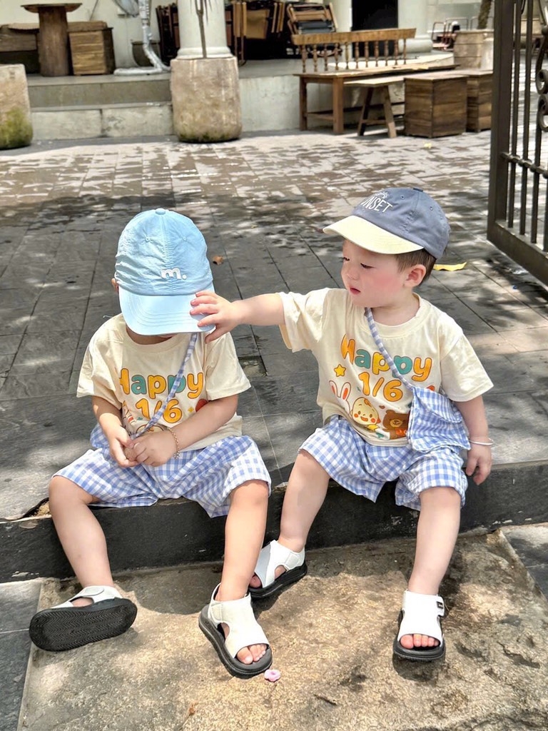 SÉT HAPPY 1/6 CHO BÉ TRAI BÉ GÁI MIX QUẦN CARO KÈM TÚI ĐEO CHÉO 3CT SẴN
