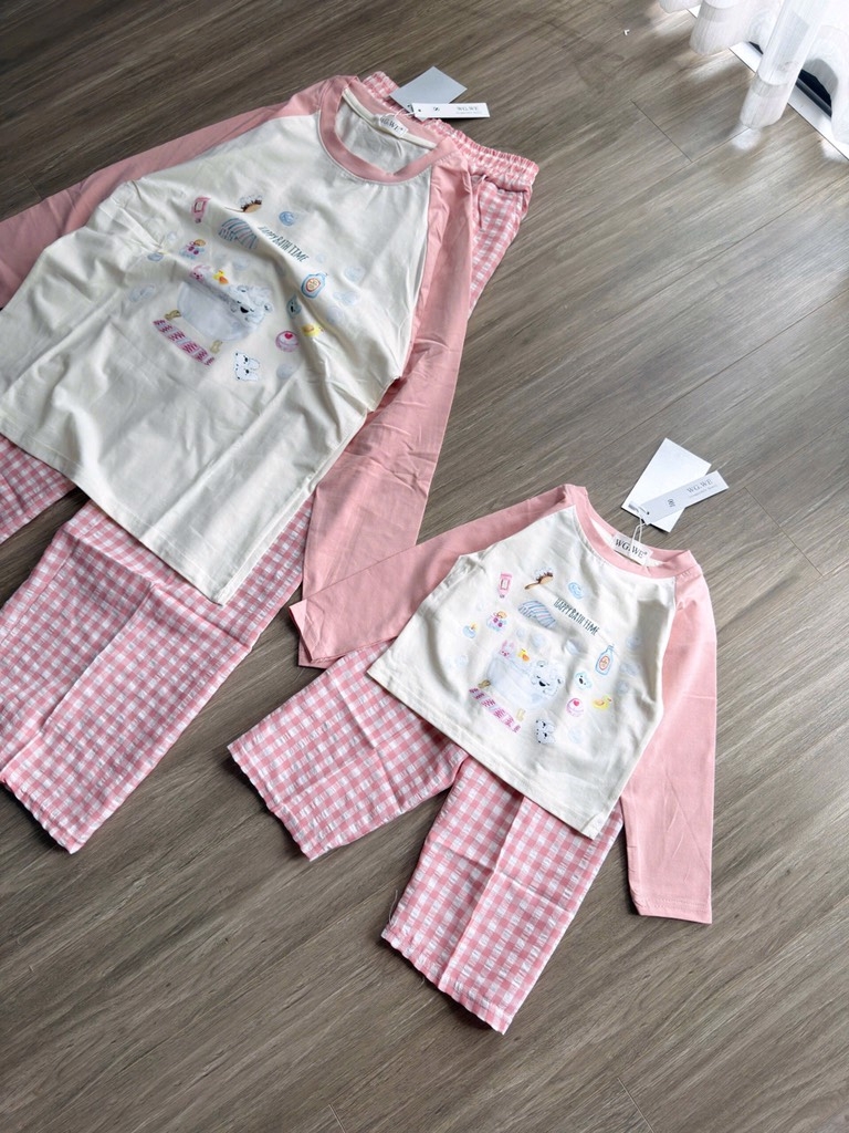 SET DÀI HAPPY BATH TIME QUẦN KẺ HỒNG MẸ VÀ BÉ SẴN