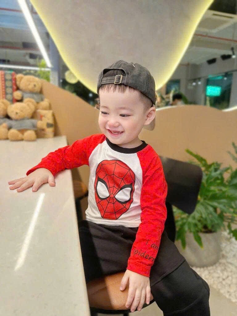 BỘ NHỆN MARVEL DÀI TAY ÁO TRẮNG RAGLAG ĐỎ QUẦN NỈ ĐEN CHO BÉ TRAI