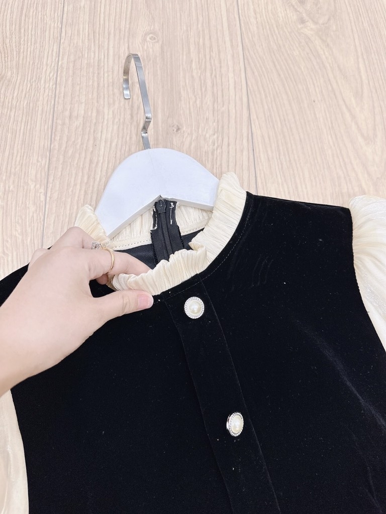 VÁY NHUNG CỔ BÈO PHỐI ĐÍNH NƠ EO HAI BÊN