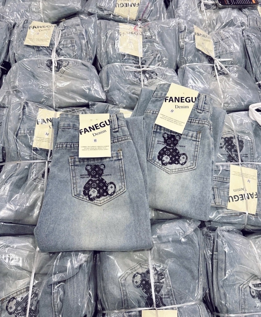 QUẦN JEAN NỮ SUÔNG IN GẤU L.V SẴN (SALE 90k)