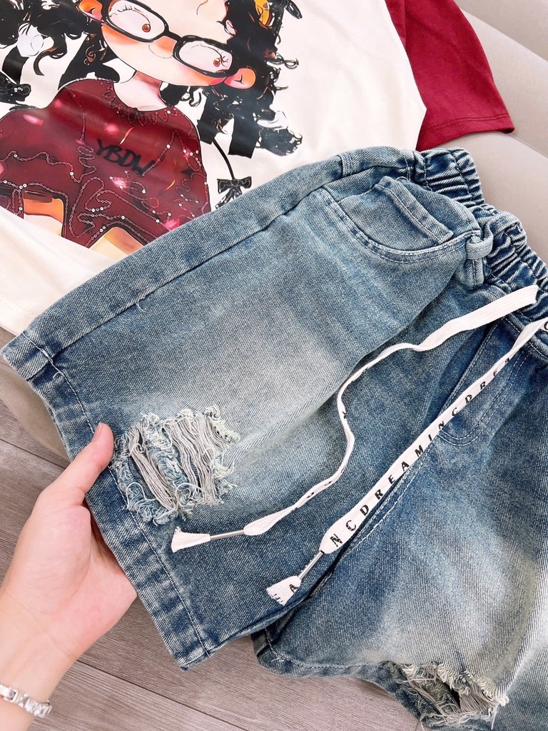 SET BỘ ÁO THUN CÔ GÁI ĐỎ KÈM QUẦN NGỐ JEAN BÉ GÁI