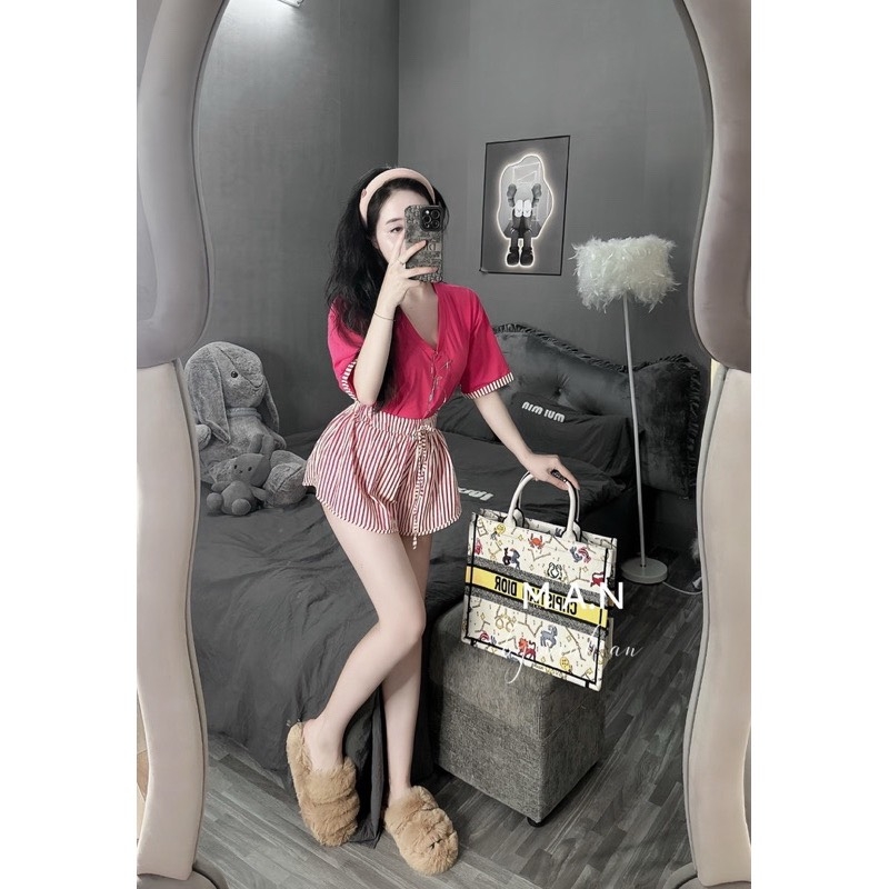 BỘ ÁO CỔ TIM QUẦN ĐÙI KẺ HOT