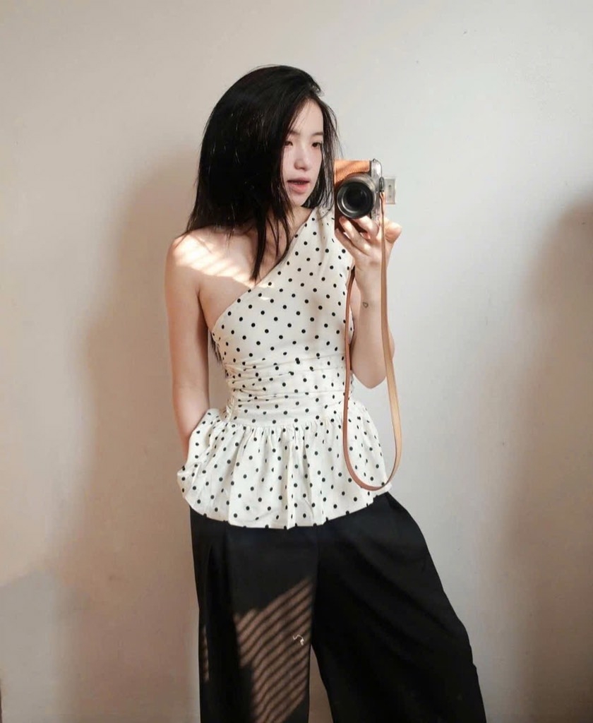 ÁO CHẤM BI LỆCH VAI CHO NỮ