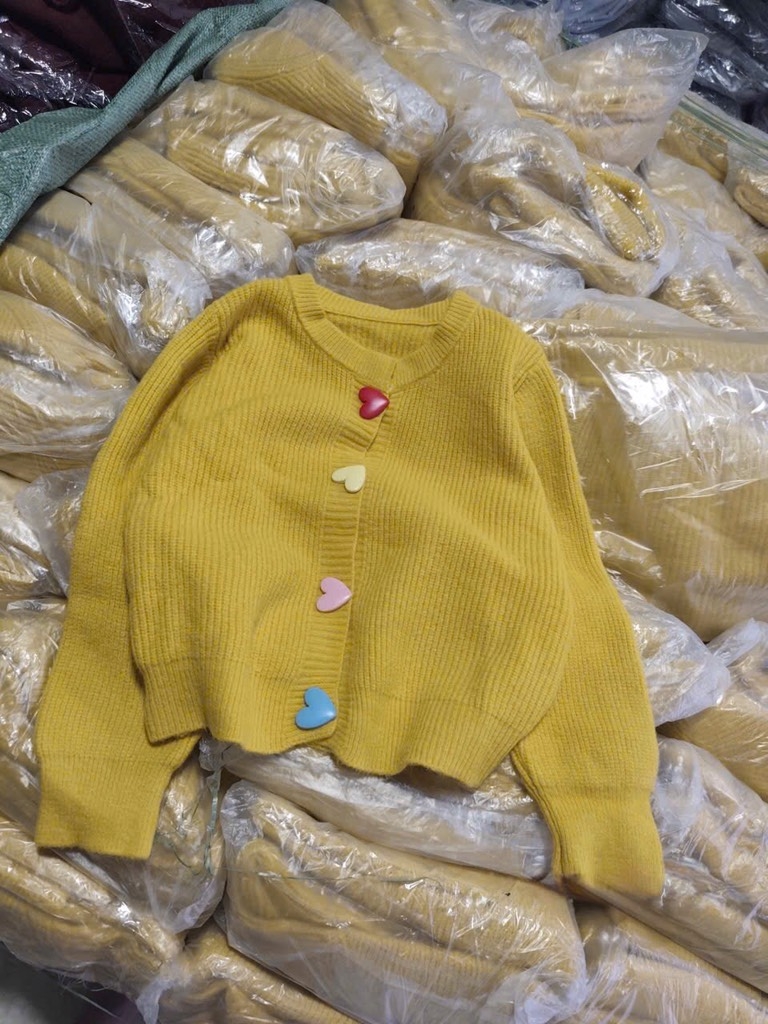 ÁO LEN 2 MÀU VÀNG TRẮNG CÚC TIM DÀI TAY NỮ