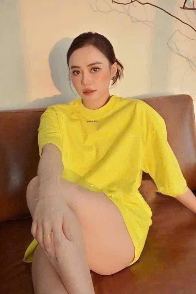 ÁO PHÔNG VÀNG TRƠN CHỮ BALEN NỮ SẴN