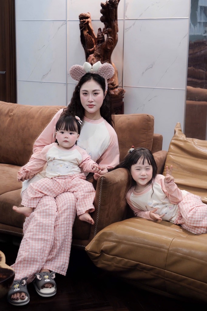 SET DÀI HAPPY BATH TIME QUẦN KẺ HỒNG MẸ VÀ BÉ SẴN