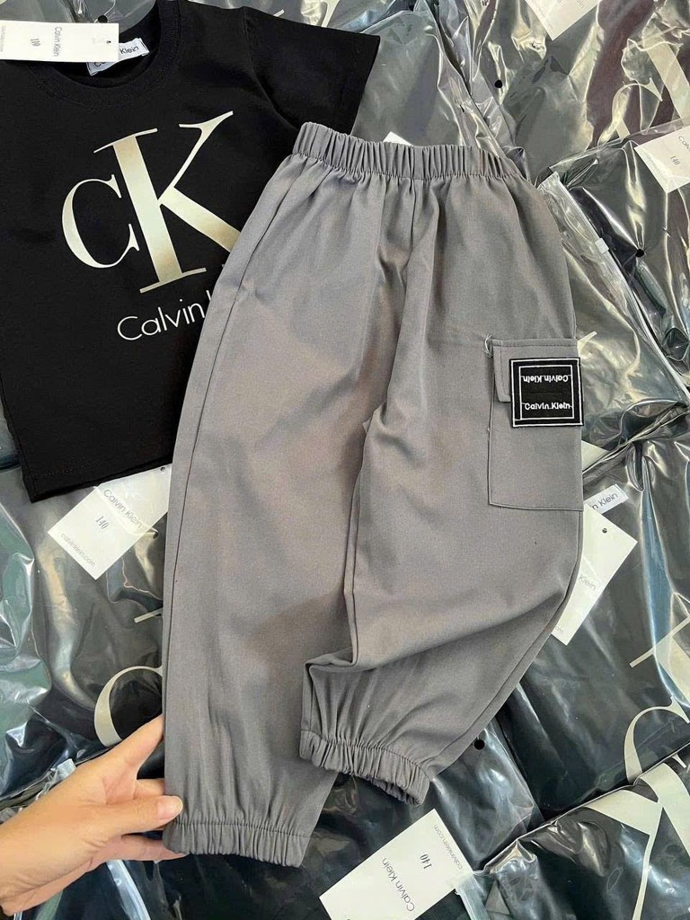 SET CK ĐEN QUẦN KAKI XÁM BÉ TRAI SẴN (XẢ 40k)