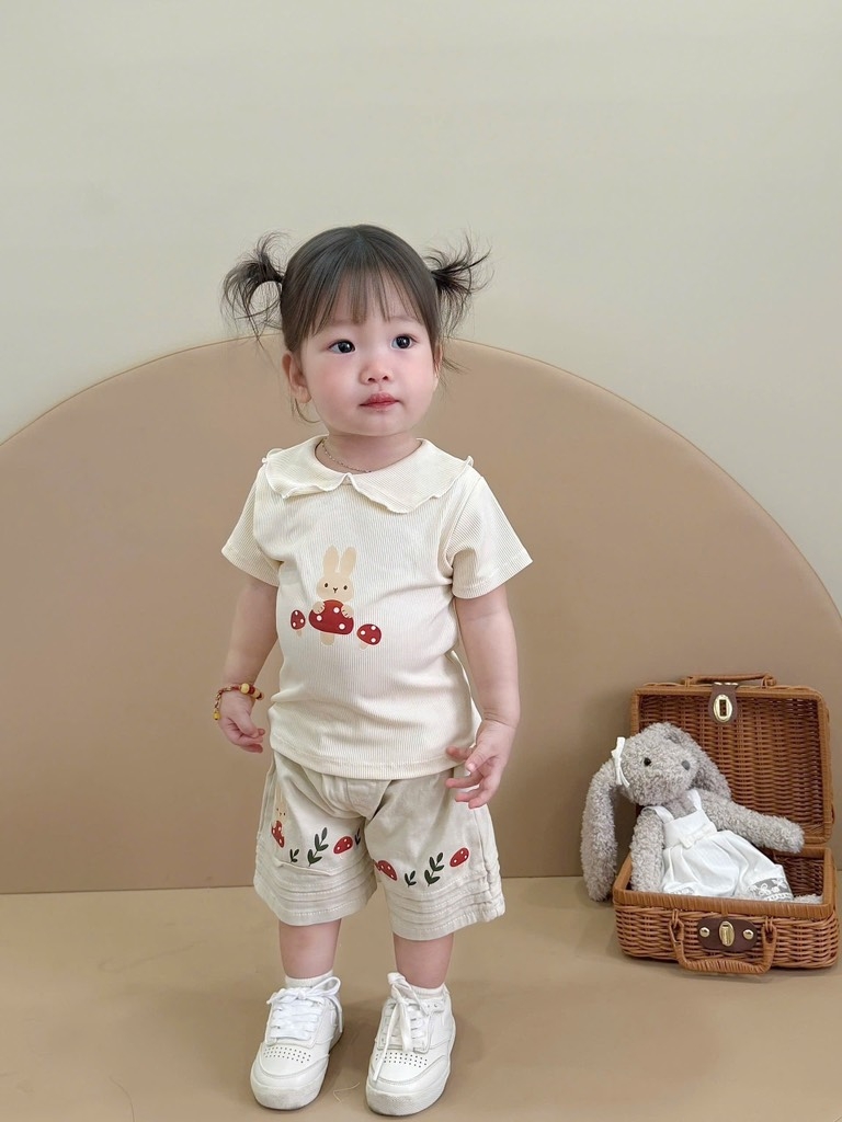SET ÁO TĂM CỔ SEN PHỐI QUẦN KAKI BÉ GÁI SẴN(XẢ 74k)