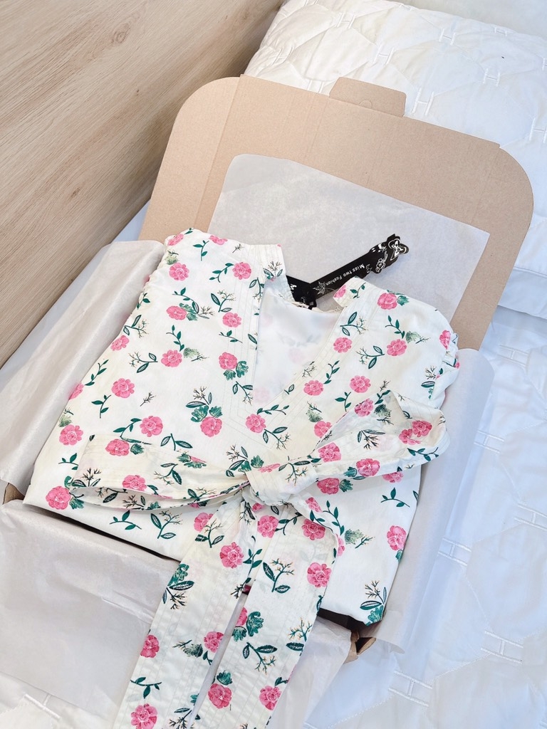 VÁY HOA CHẠY DÂY CỔ V 2 LỚP SẴN