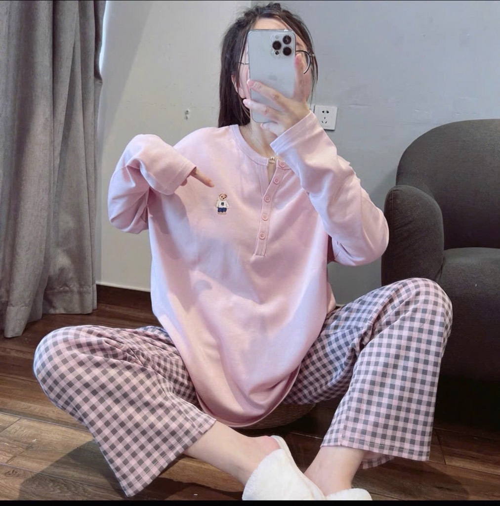 SET BỘ ÁO HỒNG QUẦN KẺ DÀI THÊU GẤU NỮ THU ĐÔNG (XẢ 89k)