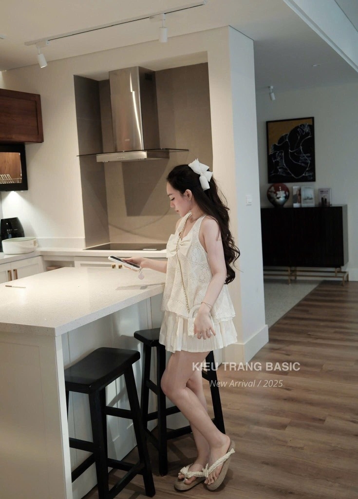 SET ÁO REN MIX CHÂN VÁY XẾP LY  Nữ