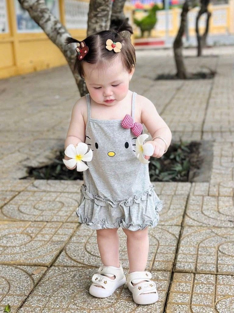 SÉT 2 VÁY 2S KITTY BÈO 2 TẦNG NƠ BÔNG TONE TRẮNG GHI CHO BÉ GÁI NEW
