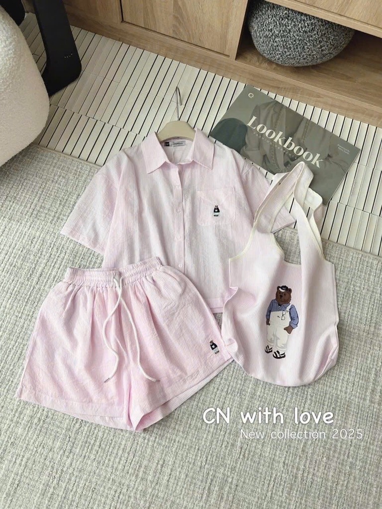 SET ÁO SƠ MI KẺ GẤU QUẦN ĐÙI KÈM PHỤ KIỆN TÚI NỮ
