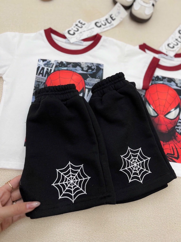 SÉT SIÊU NHÂN NHỆN TRẮNG PHỐI CỔ ĐỎ QUẦN SHORT ĐEN CHO BÉ TRAI( xả 50k)