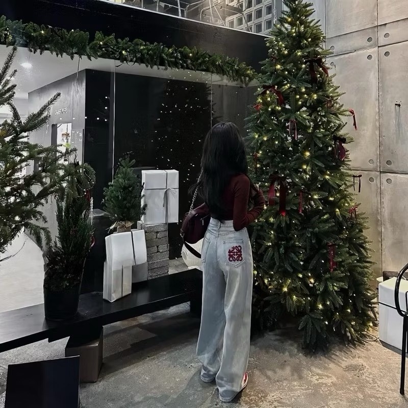 QUẦN JEAN NỮ SUÔNG PHỐI TÚI THÊU LOEWE ĐỎ SẴN (SALE 94k)