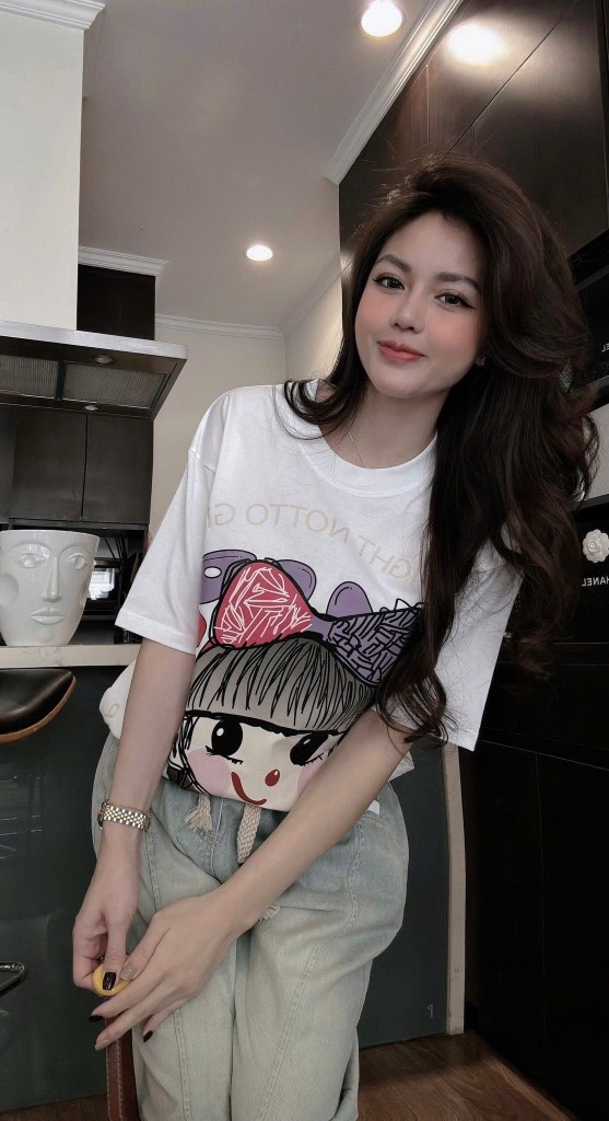 ÁO PHÔNG HÌNH CÔ GÁI NƠ MẸ CON MÀU TRẮNG