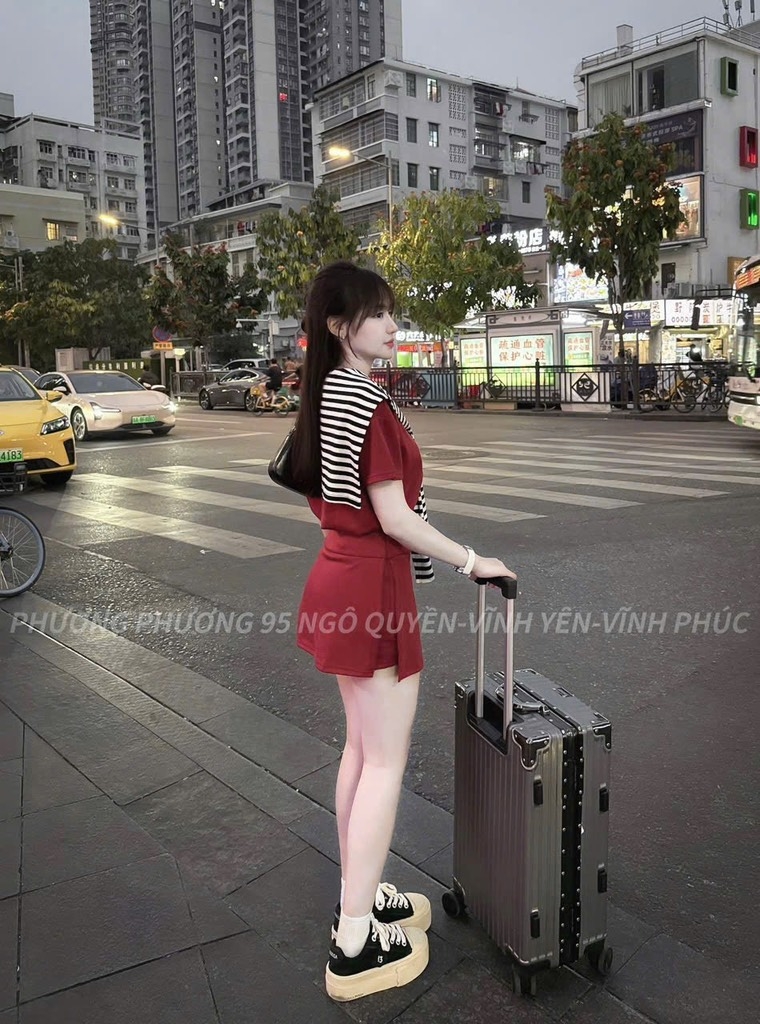 SET ĐỎ CHÂN VÁY XẺ SƯỜN PHỐI KHĂN KẺ NỮ SẴN