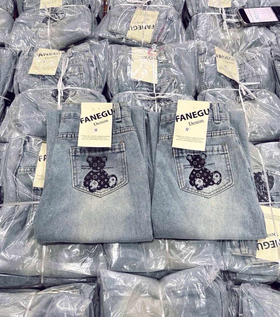 QUẦN JEAN NỮ SUÔNG IN GẤU L.V SẴN (SALE 90k)