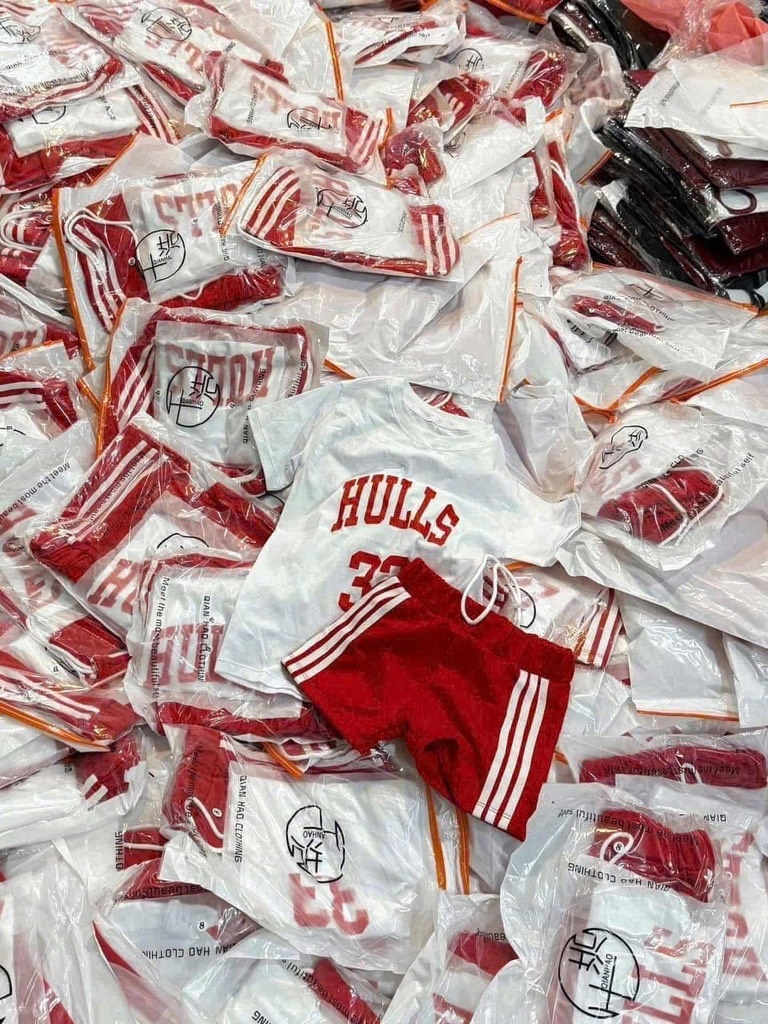SÉT ÁO PHÔNG HULLS 33 QUẦN SHORT ĐỎ 3 SỌC CHO BÉ TRAI BÉ GÁI (SALE 59k)