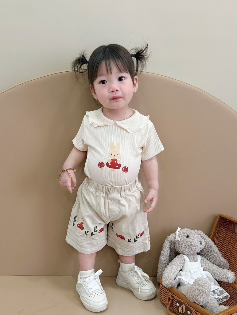 SET ÁO TĂM CỔ SEN PHỐI QUẦN KAKI BÉ GÁI SẴN(XẢ 74k)
