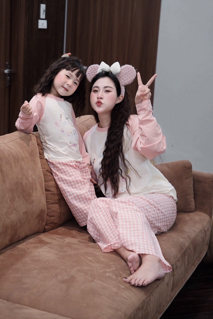 SET DÀI HAPPY BATH TIME QUẦN KẺ HỒNG MẸ VÀ BÉ SẴN