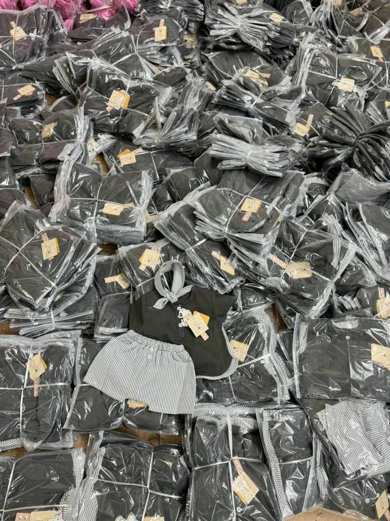 SET BÉ TRAI BÉ GÁI KỀM KHĂN BUỘC RỜI SẴN( XẢ 30k)